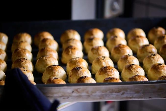 蛋黃酥加熱全攻略：烤箱、微波爐哪種好？解決變軟問題的實用技巧