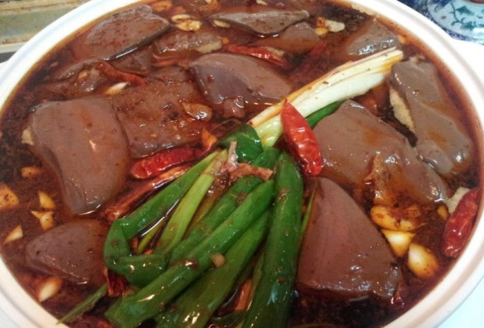 鴨血膽固醇含量全解析：健康吃鴨血的實用指南與風險管理