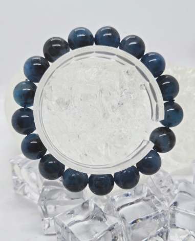 魔鬼藍晶石功效全解析：能量、靈性與實際應用指南