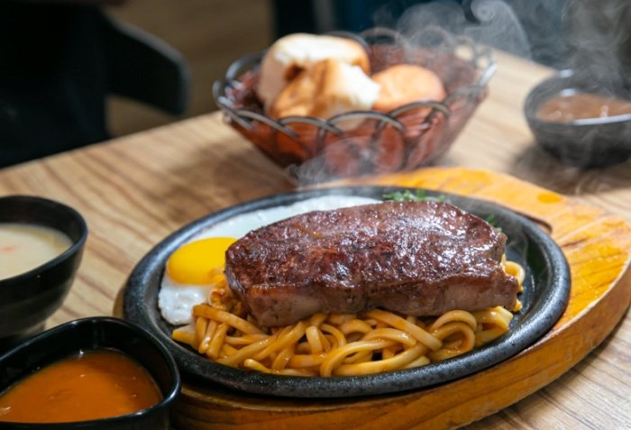 駁二附近平價美食推薦：高雄駁二藝術特區周邊必吃小吃全攻略