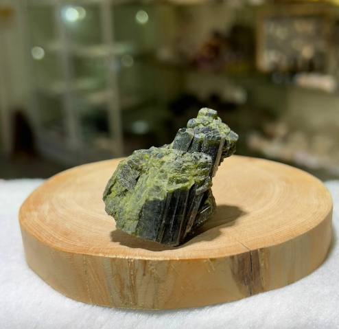 綠碧璽原礦功效全解析：能量療癒、財富吸引與實用指南