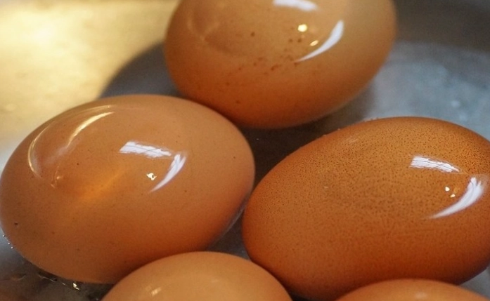 避免水煮蛋黏殼