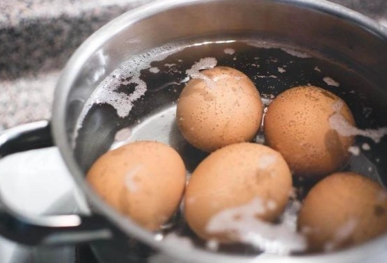 水煮蛋黏殼原因