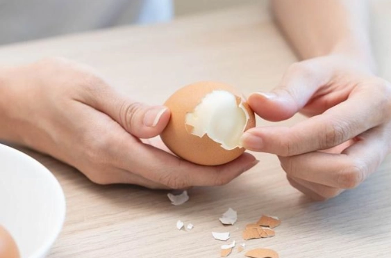 避免水煮蛋黏殼