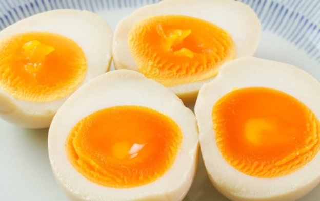 水煮蛋黏殼原因