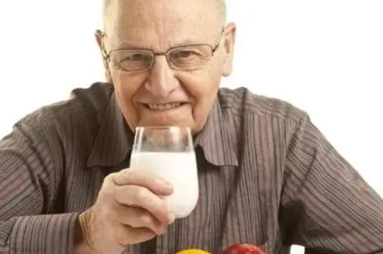 老人喝羊奶