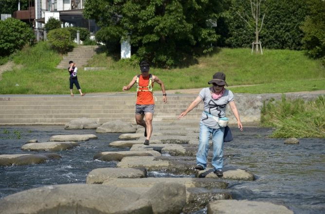 鴨川跳烏龜 晚上