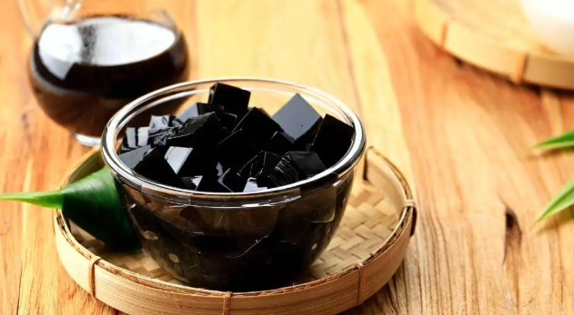 小朋友喝仙草茶 小朋友喝仙草茶