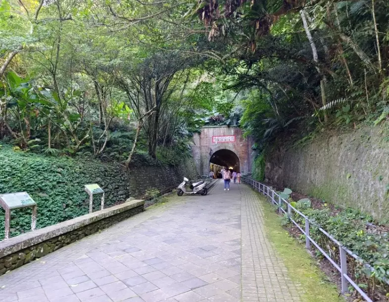 百吉林蔭步道附近餐廳