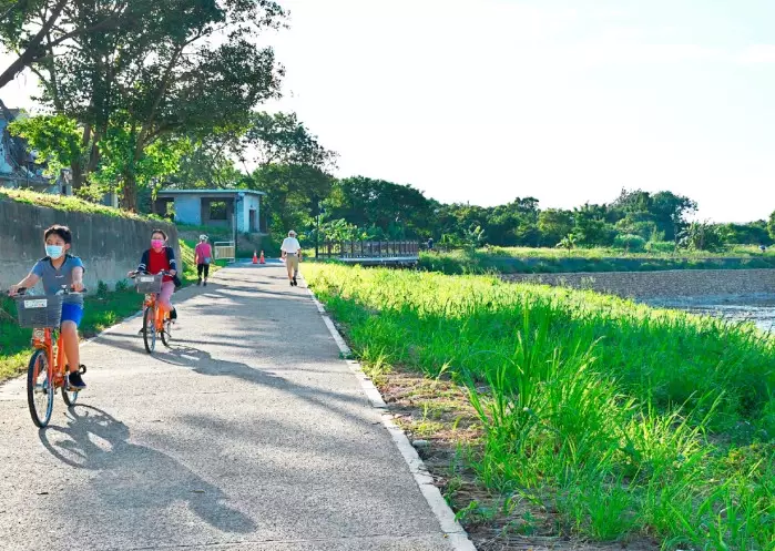 老街溪河岸公園 停車