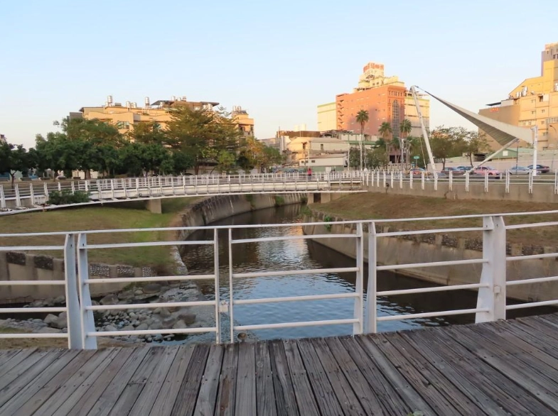 金獅湖曲橋