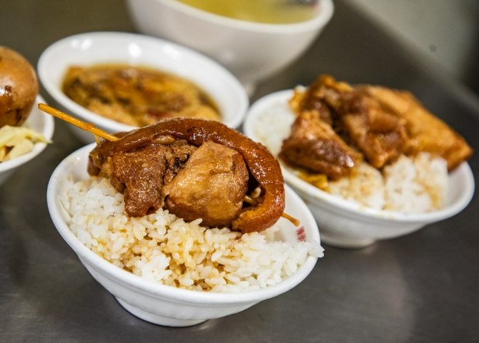 西湖休息站美食：精選必吃懶人包，包含關西便當、客家粄條等經典小吃