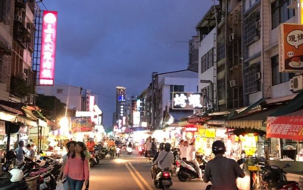 自強夜市：在地老饕帶路終極指南，美食交通住宿行程全攻略