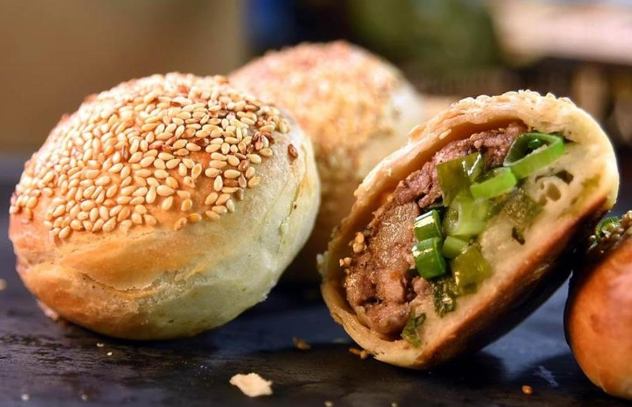 饒河街美食：炭火烙印胡椒餅、藥燉排骨等十大必吃攤位與在地攻略