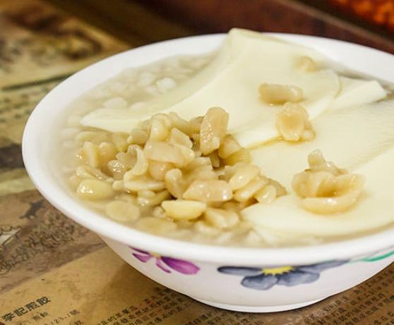 勝利大夜市：港都深夜食堂澎湃美食，交通住宿一日遊全攻略