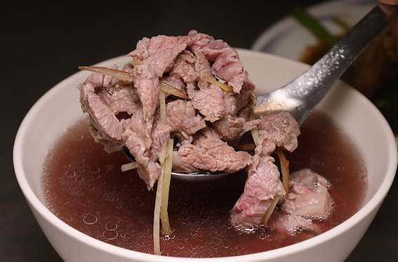 新化牛肉湯：新鮮溫體牛肉極致演出，清澈深厚湯頭與靈魂搭配，必訪10間店家指南