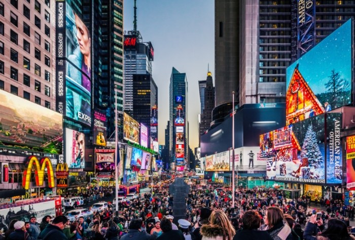 時報廣場：信義區美食景點交通與購物全攻略