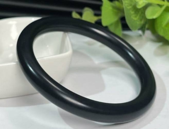 墨玉功效：守護、紮根與轉化的神秘力量解析