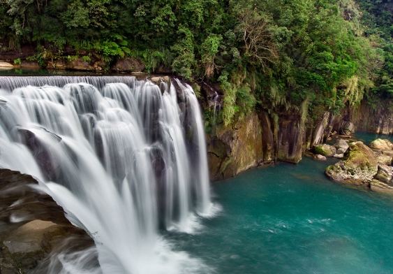十分瀑布：避開人潮秘技行程、必玩看點與住宿選擇全攻略