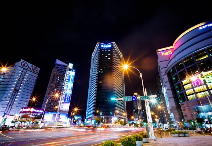 三多商圈：停車交通、必吃美食、伴手禮購物、周邊景點全攻略