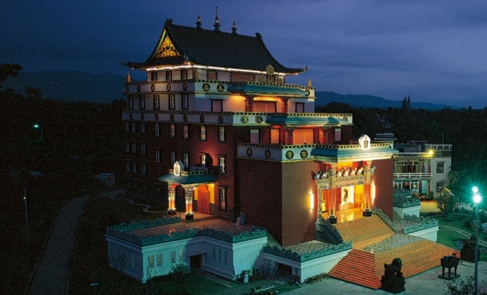 噶瑪噶居寺：參訪指南、交通資訊、景點推薦與住宿美食攻略