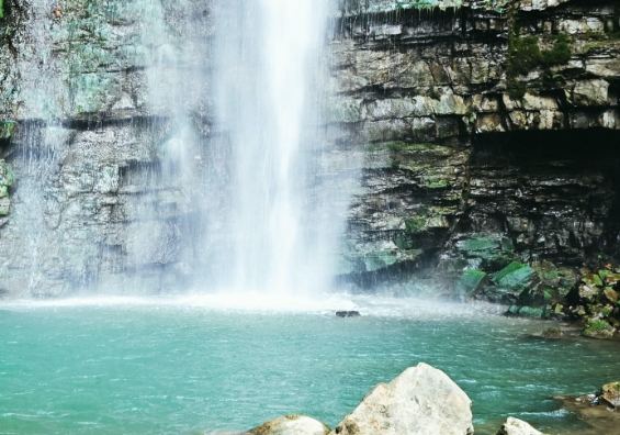 南投龍鳳瀑布：旅遊全攻略含交通、景點、住宿與注意事項詳解