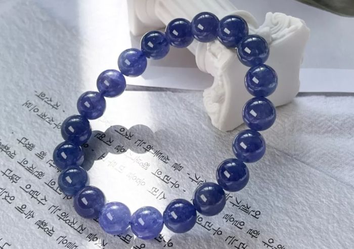 坦桑石功效：能量傳說、招財潛力與常見疑問解析