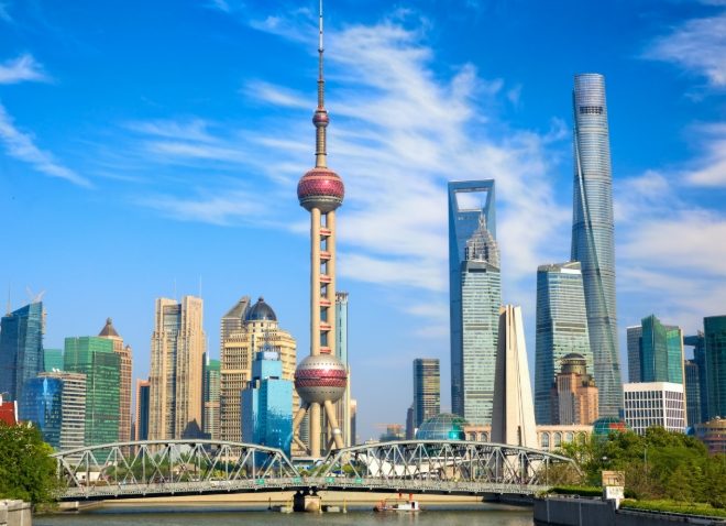 東方明珠電視塔：高空透明廊道、環幕動感艙與老上海展館，周邊景點美食全攻略