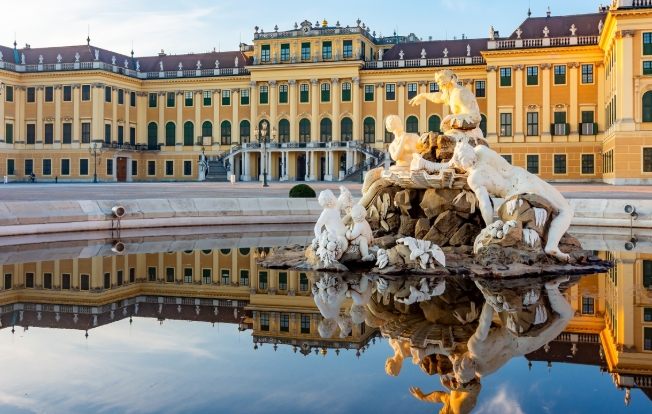 熊布朗宮：完整旅遊攻略，含基本介紹、門票、開放時間、交通、必去景點、附近景點、住宿與美食推薦