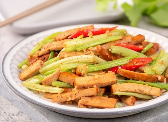 芹菜炒豆乾：清脆關鍵與火候秘訣完整解析