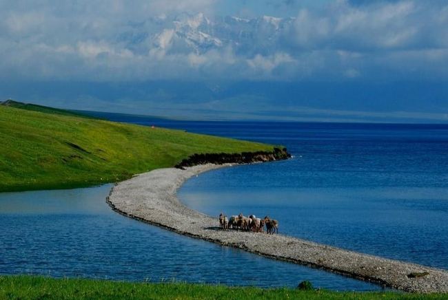 賽裏木湖：開放時間、環湖景點TOP 5、交通住宿美食全攻略