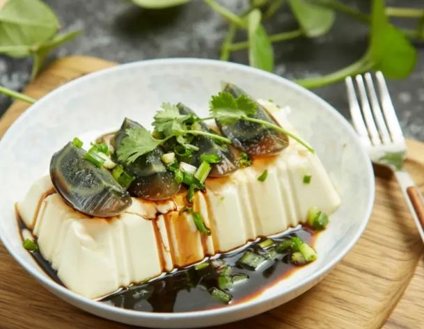 皮蛋豆腐熱量：醬料是隱形熱量地雷？營養紅黑榜與低卡吃法全解析